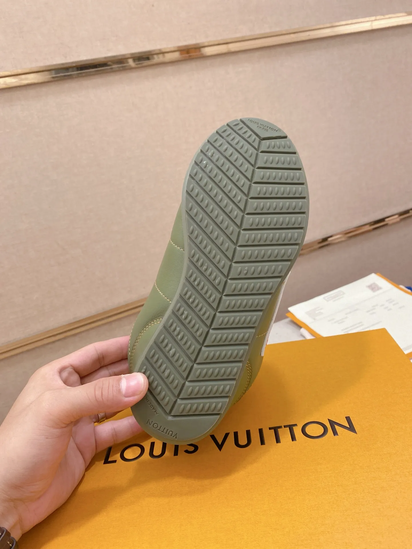 Men's shoes💰: Couple style 700💰LOUIS VUITTON Footint Soccer sneakers‼ ️ The top version, the same sneakers for LV couples. You will look fashionable when you wear them. This Footint Soccer sneaker was unveiled in the 2025 spring and summer series fashion show. The tongue is embellished with the Lvers United badge inspired by the football team. The rubber sole of the foot is decorated with multiple Louis Vuitton logos. The original latest packaging. Fabric: original imported cowhide. Lining: original imported breathable mesh. Foot pad: original injection molding pad. Outsole: original molded T combination outsole. Size: 35-45.